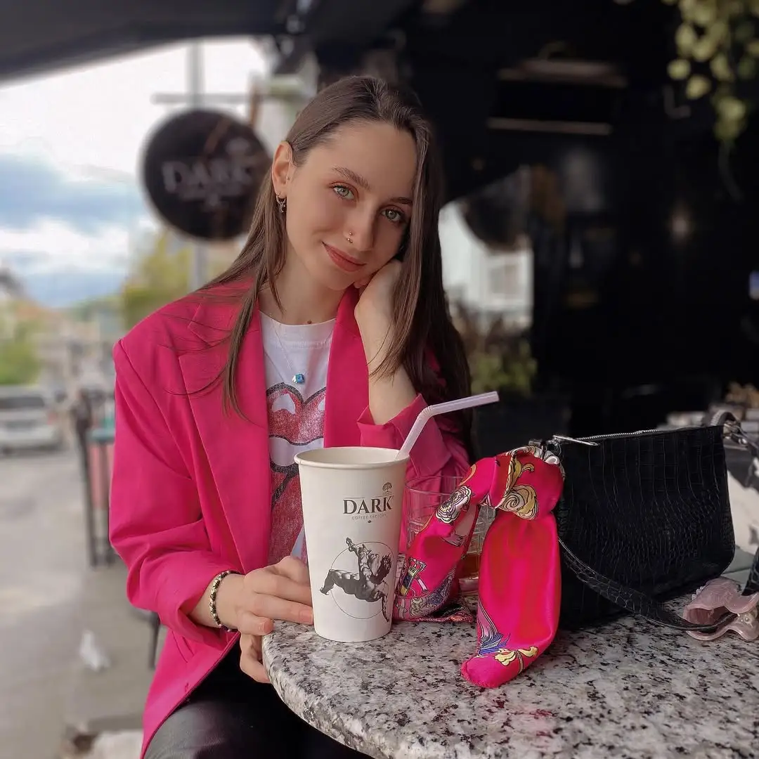 Dark Coffee Factory dış cephe ve kahve bardakları