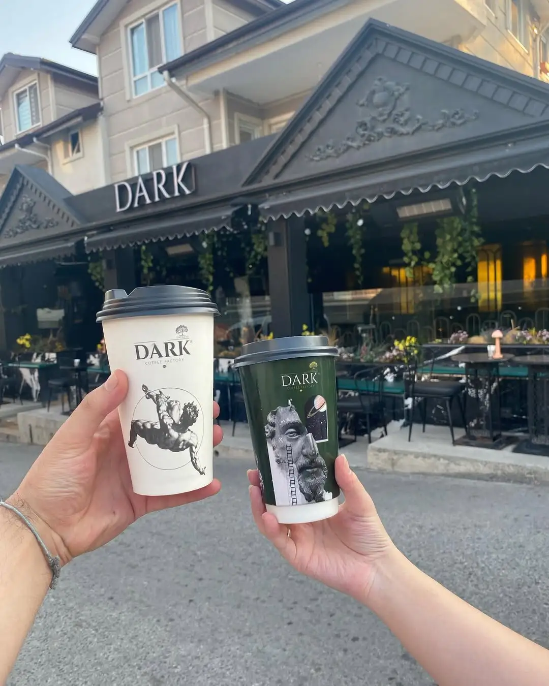 Dark Coffee Factory geniş atmosfer karesi